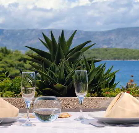 Fontana Bayside Park * Jelsa (Hvar)